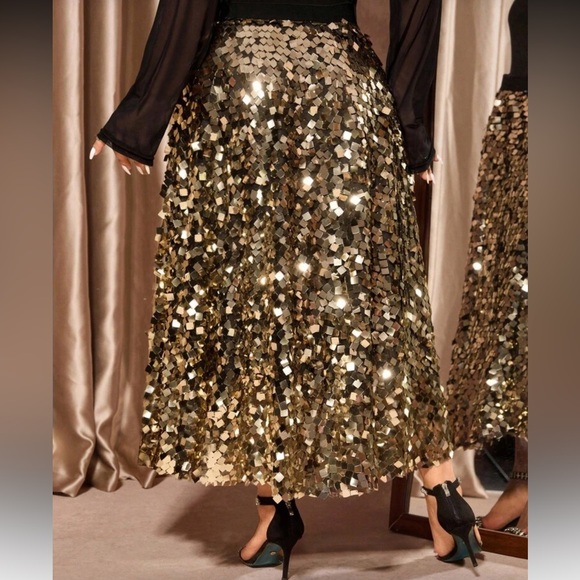 🌟 PLUS Gold Sequin Skirt 🌟 - Picture 3 of 7